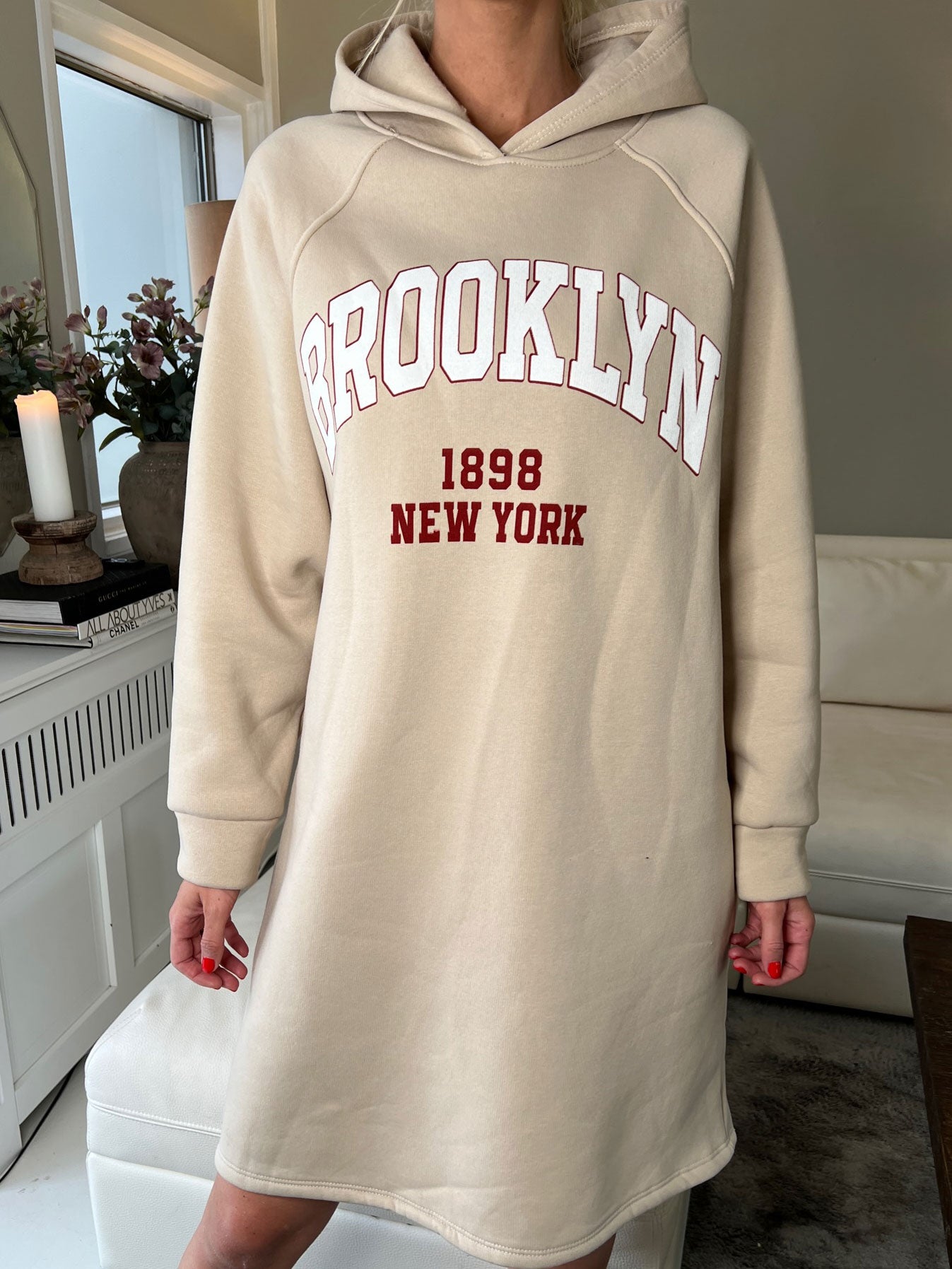 Adrianna - Hoodie klänning med text framtill